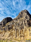 都兰县：火山岩柱状节理群展现2.2亿年前自然景