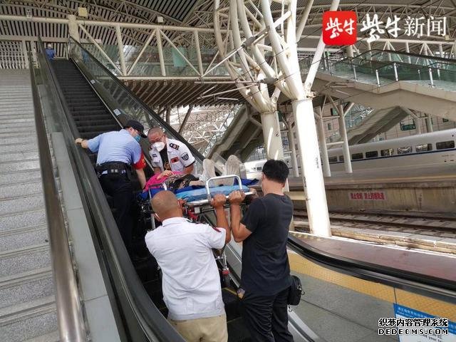 70岁老妪省外旅游途中胸椎骨折，回南京幸得铁警