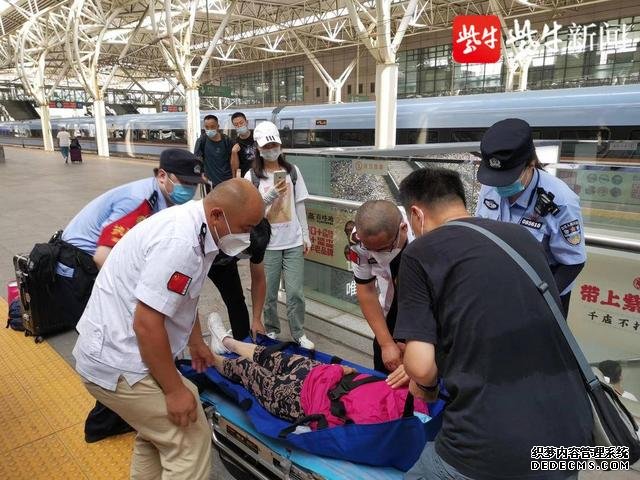 70岁老妪省外旅游途中胸椎骨折，回南京幸得铁警