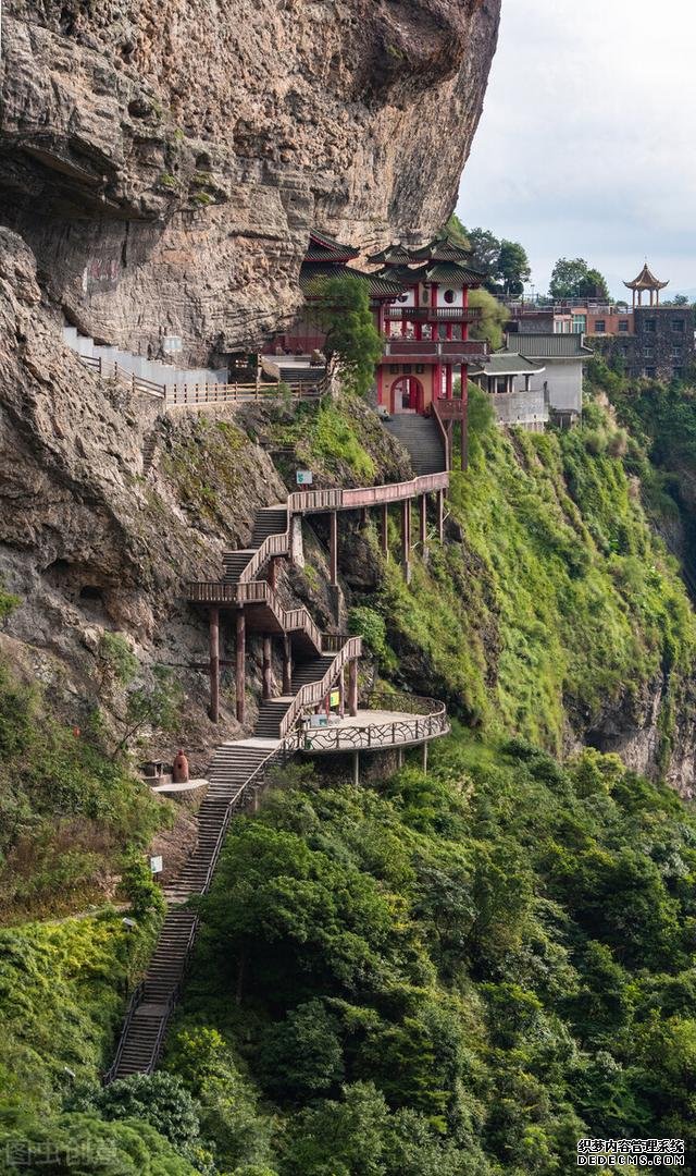 中国12处最美的悬崖上建筑，个个惊险刺激，你目